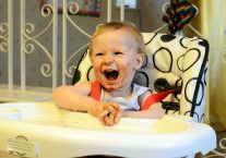 Rehausseur de chaise : comment offrir un confort d’assise au bébé